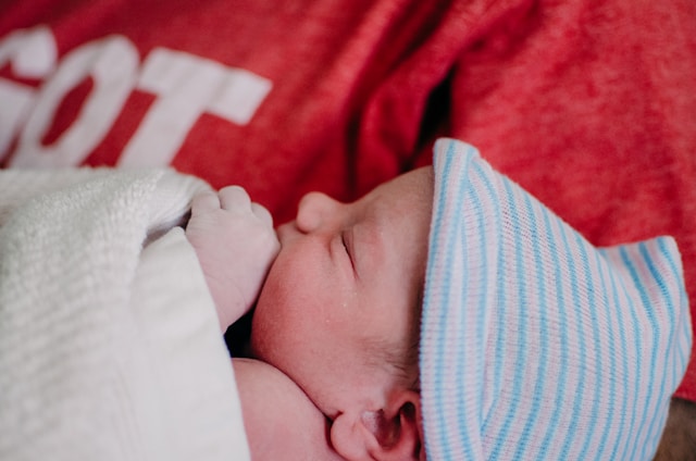 أسباب بكاء المولود وطريقة تهدئته